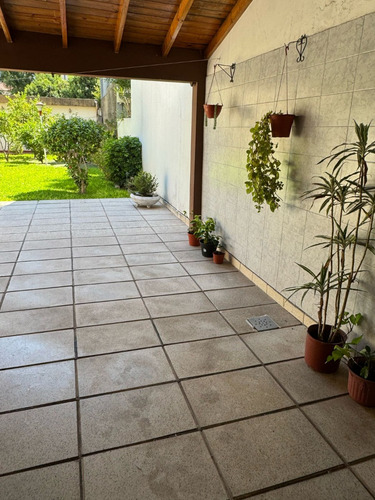 En Venta Lote De 8.66x44.33 Con Casa 5 Amb C/ Gge, Fdo Libre, Terraza Y Balcon En Lanus (208)
