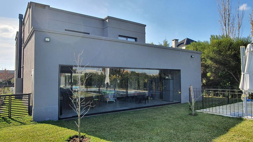 Imagen 1 de 30 de Excelente Propiedad En Venta. Amb. Lote Interno. Gran Jardín. San Francisco. Villanueva.