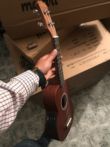 Ukelele Hawaiano Importado Electroacustica Con Estuche Nuevo