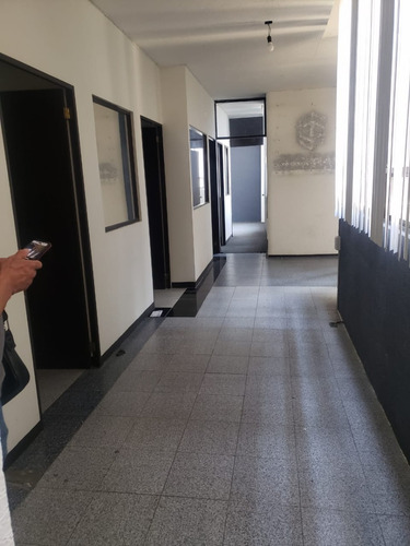 Oficina Amplia, Con Excelente Ubicación Se Aceptan Créditos