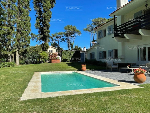 Moderna Casa De Cuatro Dormitorios En Playa Mansa Venta-ref:27936