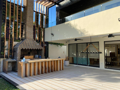Residencia De Lujo En Venta En La Herradura Club De Golf, En Calle Privada, Con Alberca, 4ta Recámara En Pb, Sin Vecino Atrás, Colinda Con El Green, Equipada Con Acabados De Lujo!!