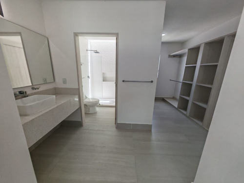Residencia Semi Nueva Esquina, De Autor Diseño Unico Acabados De Lujo 3niv 3master Suites Una En Pb, Espacios Amplios, Iluminada, Doble Altura, Delante De Ikani Garantia De Inversion.