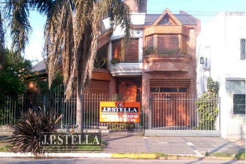 Excelente Casa 4 Ambientes Salida A 2 Calles - Lote 827 M² - 500 M² Cubiertos - San Justo (centro)