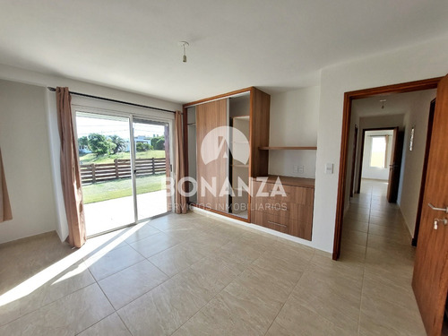 Casa En Venta A Estrenar En Punta Colorada, Piriápolis. A 250 Metros De La Playa. Con Piscina.