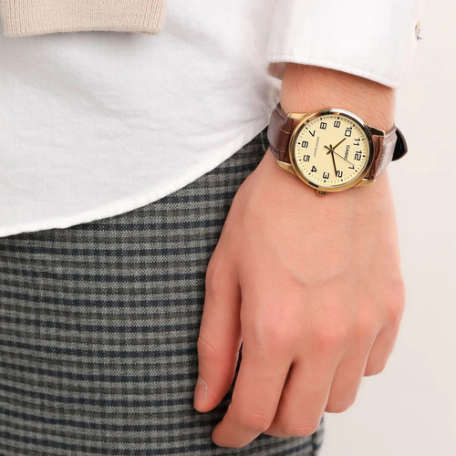 Reloj de pulsera Casio Enticer MTP-V001 de cuerpo color dorado, analógico, para hombre, fondo dorado, con correa de cuero color marrón, agujas color dorado, dial negro, minutero/segundero negro, bisel color dorado y hebilla simple