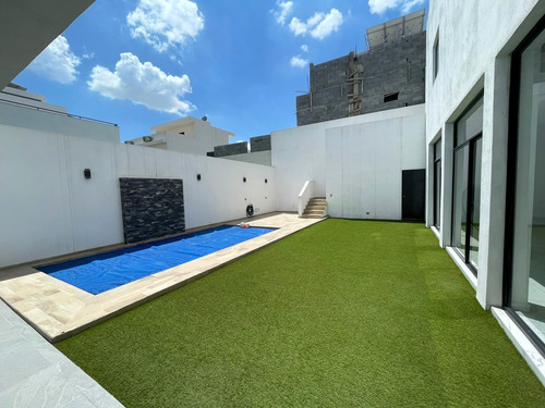 Casa En Venta En La Encomienda, Escobedo, Nuevo León Con Alberca Y Terrazas, 4 Recámaras, 3 Niveles, Alberca, Frente A Parque.