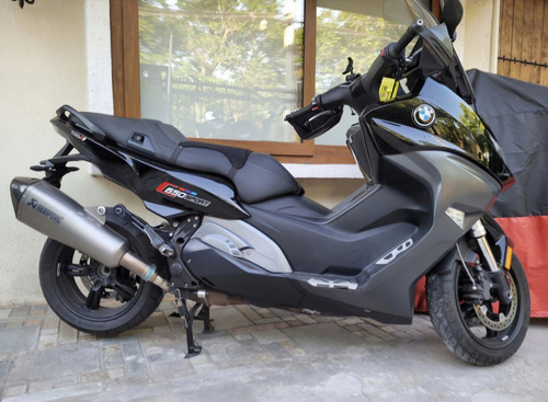 Maxi Scooter , 650 Cc, Automática Con Sus Servicios Al Dia