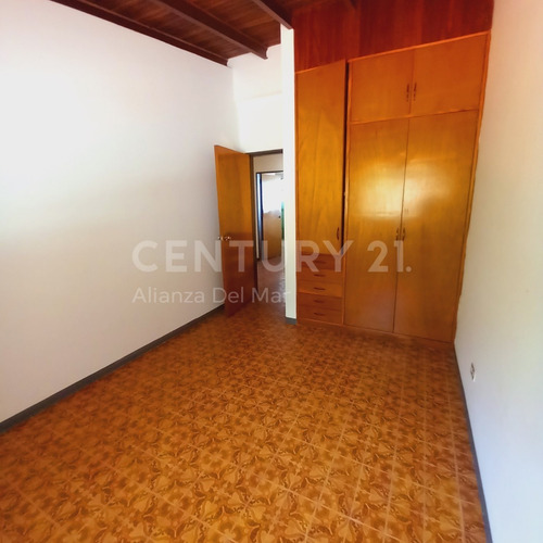 Imagen 18 de 24 de Hermoso Town House En Longa España Con Vista Al Mar, Piscina Privada Y Gran Potencial De Remodelación.