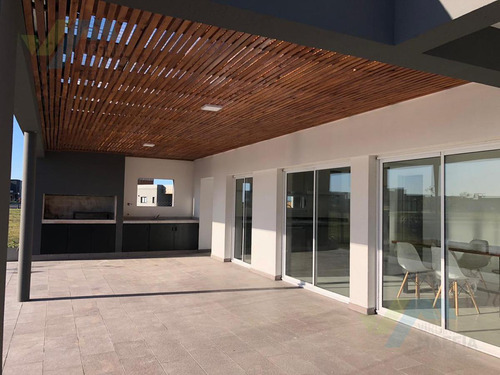 Venta De Casa San Sebastian Con Pileta A La Laguna