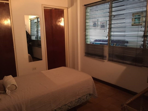 Imagen 12 de 30 de Comoda Y Amplia Casa En Venta. Urb, Miranda. Mr 04126270120