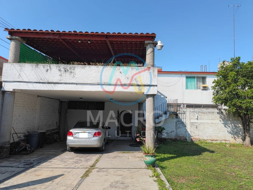 En Venta Casa Con Amplio Jardin Y 1 Bungalow En Col. Otilio Montaño Cerca Del Centro De Cuautla