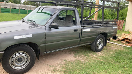 Toyota Hilux 2.8 S/cab 4x2 D Dlx