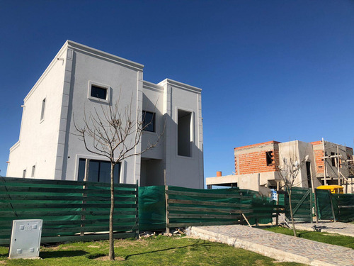 Venta De Casa 5 Ambientes En Barrio Privado Nautico Naudir