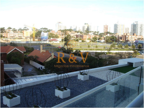 Imagen 21 de 30 de Apartamento En Seasons Tower, Mansa, Punta Del Este, 2 Dormitorios.