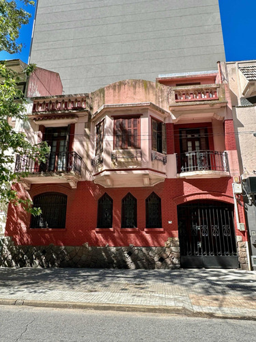 Casa A La Venta En Pocitos Ubicación Privilegiada A Una Cuadra De Rambla 6 Dormitorios 3 Baños 10 Ambientes Terraza Azotea Parrillero Garaje