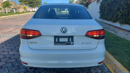 Imagen 4 de 14 de Volkswagen Jetta Trendline 2016 Transmision Estandar
