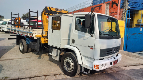 Mercedes Atron 1719 Modelo 2014 Com Munck