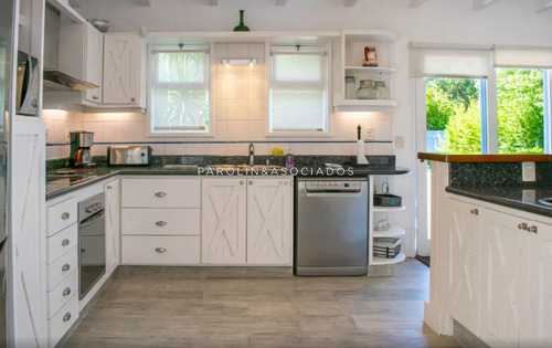 Hermosa Casa En Venta De 5 Dormitorios En Solanas, Punta Del Este.