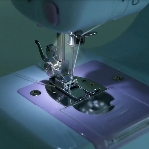 Maquina De Coser 12 Puntadas Costuras Electrica Pilas Cuota Color Blanco