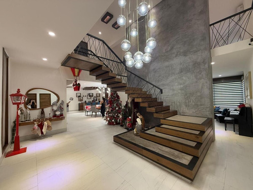 Casa De Lujo En Venta Con Amplio Terreno En Privada Blue Cedar, Kikteil.