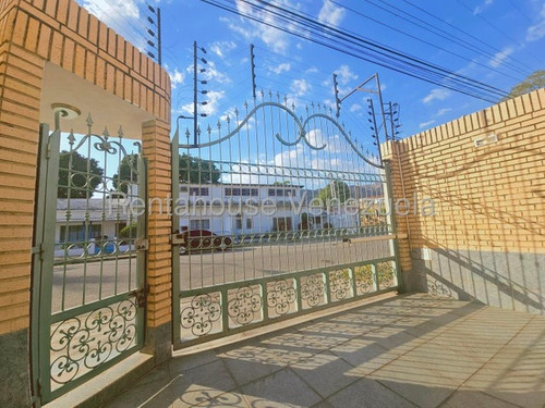 Townhouse En Venta Urbanizacion La Arboleda, Maracay. Ljsa 25-19023