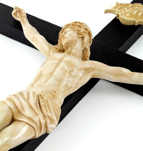 Imagem 1 de 3 de Crucifixo Para Parede Madeira Imagem De Resina 60cm