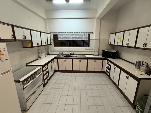 Casa Quinta Con 12 Departamentos En El Barrio Santa María: 19 Habitaciones Y 18 Baños