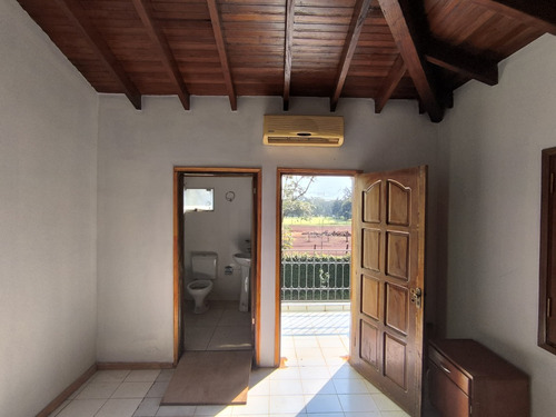 Casa Quinta Con 12 Departamentos En El Barrio Santa María: 19 Habitaciones Y 18 Baños