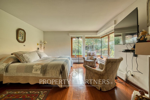 Casa Chilena En Sector Residencial, Cercana A Cole...