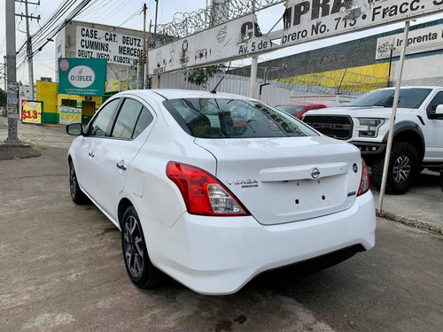 Imagen 12 de 15 de Nissan Versa 2015 1.6 Exclusive Navi At