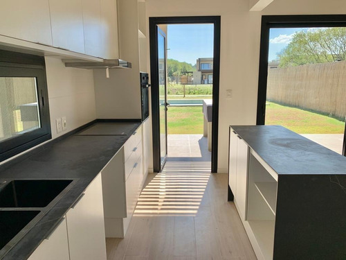 Imagen 5 de 16 de Casa A Estrenar En Barrio Privado. 3 Dorm + Escritorio. Fondo Con Vista Al Lago, Piscina Y Parrillero