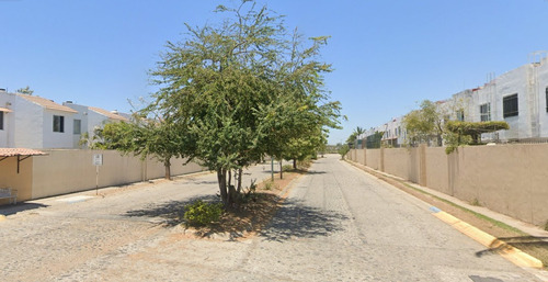 Casa En Remate Bancario En C. Estereo Las Tapias, Fracc. Real Ixtapa, Puerto Vallarta, Jalisco (60% Descuento, Posesión Inmediata) ¡gran Oportunidad De Inversión! - Sk12
