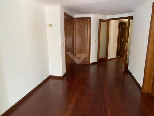 Apartamento En Planta Baja. 3 Dormitorios En Suite Y Servicio