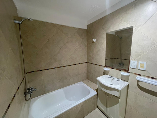 Dto De 2 Ambientes En Venta Al Frente Con Balcón