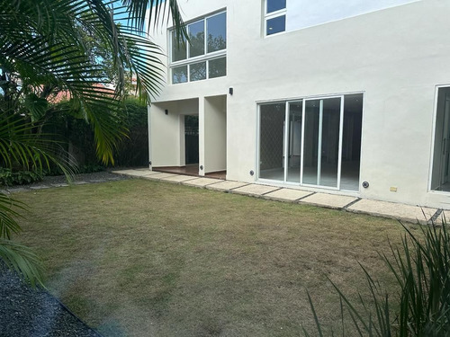 Hermosa Casa En Alquiler, En Arroyo Hondo Viejo