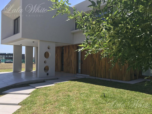 Imagen 2 de 30 de Venta - Casa A Estrenar Con Vista A La Laguna En Terralagos