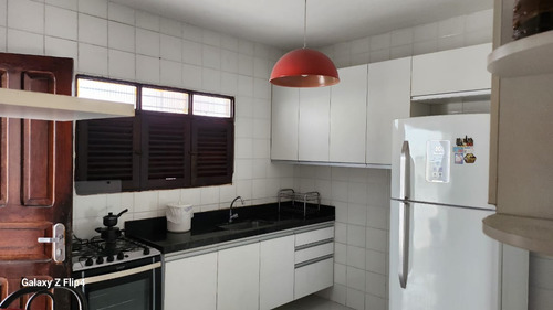 Casa Gradeada Com 5 Quartos (1 Suíte), Bem Localizada E Bem Ventilada. Reformada.
