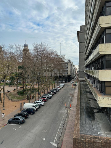 Oficinas Frente A Plaza Matriz - Ciudad Vieja