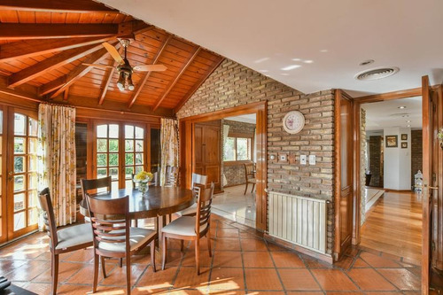Venta Imponente Casa De 4 Dormitorios - Rosario.