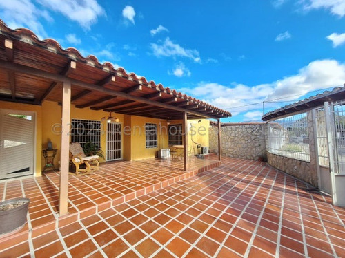 Casa En Venta Amoblado Turmero Urb. La Mantuana 24-15879 Ap.