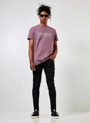 Calça preta com rasgos masculina 2025
