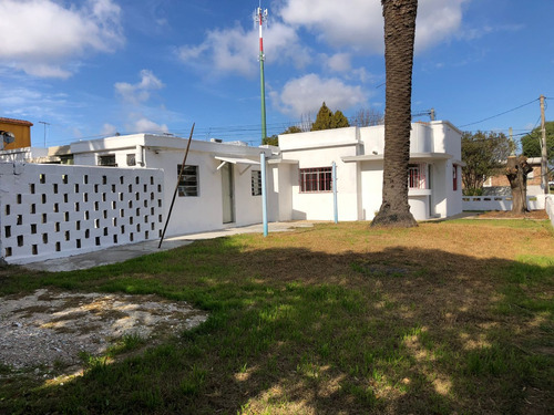 (próximo Ingreso) Lega Propiedades Alquila Amplia Casa De 2 Dormitorios Con Patio Al Frente.