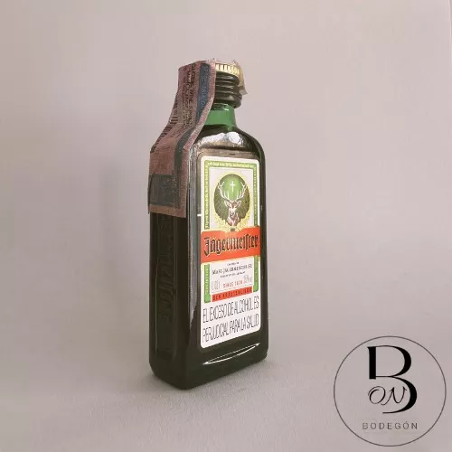 Licor Jagermeister Miniatura: Sabor Alemán en Pequeño Formato