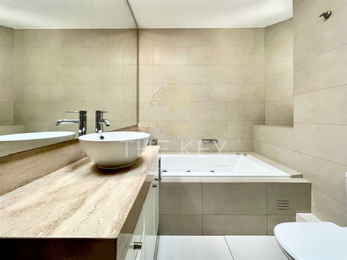 Casa En Arriendo De 5 Dorm. En Las Condes