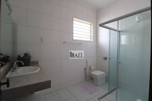 Casa Á Venda No Jardim América, 240m² 3 Dormitórios 2 Vagas - V7818