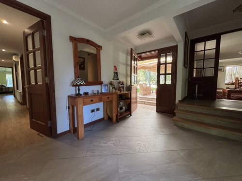 Gran Casa Con Terreno De 2016 M2 En Excelente Ubicación