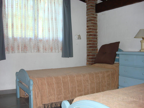 Casa En Venta 6 Ambientes,-pileta Climatizada-calle Saavedra Al 600-parque Sakura