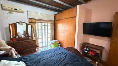 Vivienda Multifamiliar Con Dos Casas Y Un Galpón En Un Amplio Terreno En Billinghurst