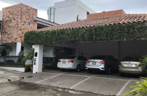 Imagen 1 de 16 de Casa En Privada Cochera 3 Carros
